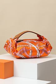 Hermes Balusoie Silk With Hunter HM5213 Size 32x24x12cm - 2