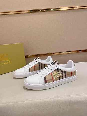 Burberry Leather Sneakers with Logo B0231