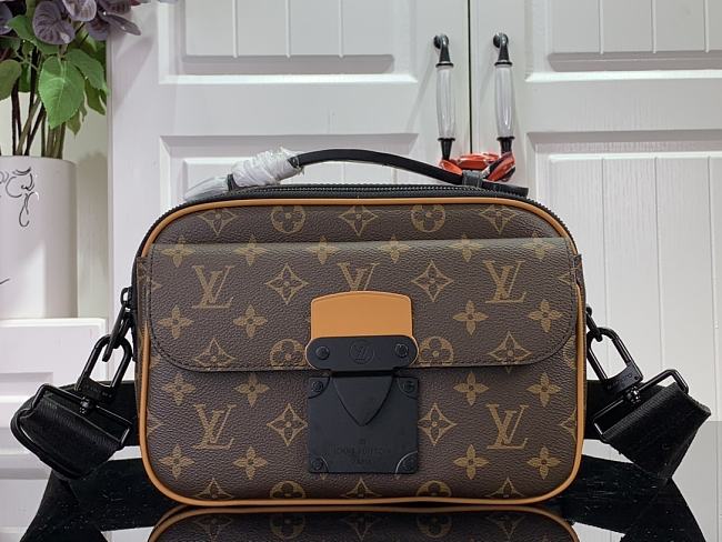 LV Should Bag M46688 Size 22x18x8cm - 1