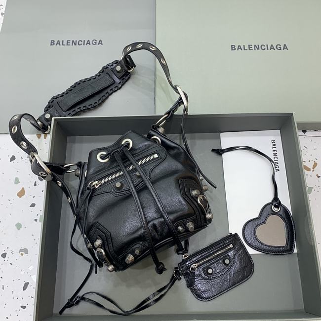 Balenciaga Bucket Bag B2511 Size 20x15x17cm - 1