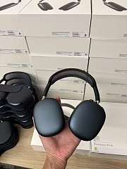 Apple AirPods Max headphones in the midnight color - 4