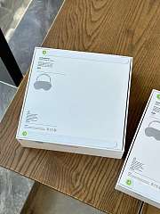 Apple AirPods Max headphones in the midnight color - 3