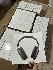 Apple AirPods Max headphones in the midnight color - 2